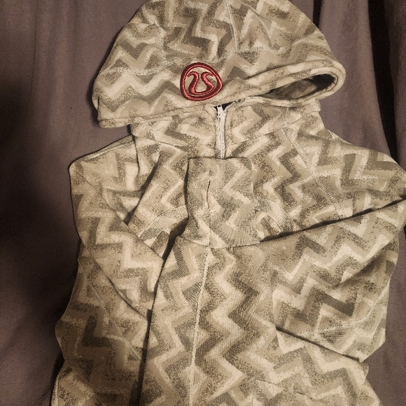 Lululemon Size 10 Gray Zigzag Hoodie - Picture 1 of 4